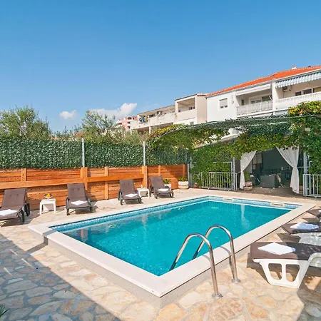 Cozy In With Outdoor Swimming Pool Holiday home *