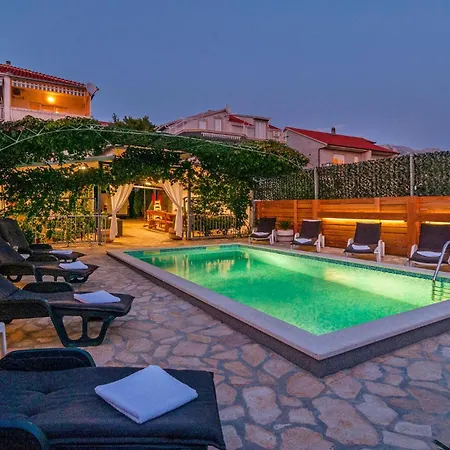 Cozy In With Outdoor Swimming Pool Zrnovnica