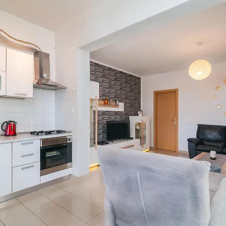 Six-bedroom In 別荘 *