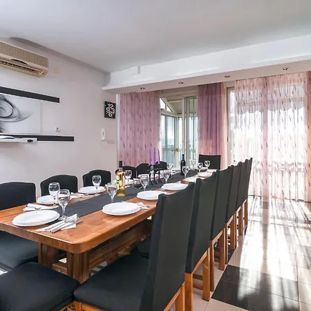 Six-bedroom In Žrnovnica