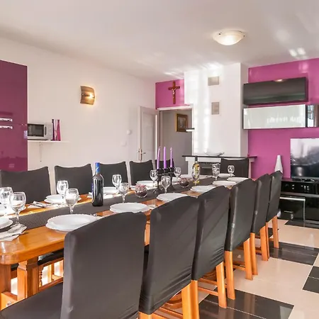 Six-bedroom In * Žrnovnica