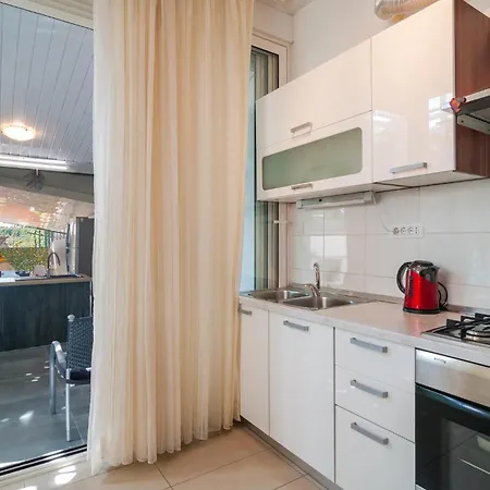 Six-bedroom In Žrnovnica