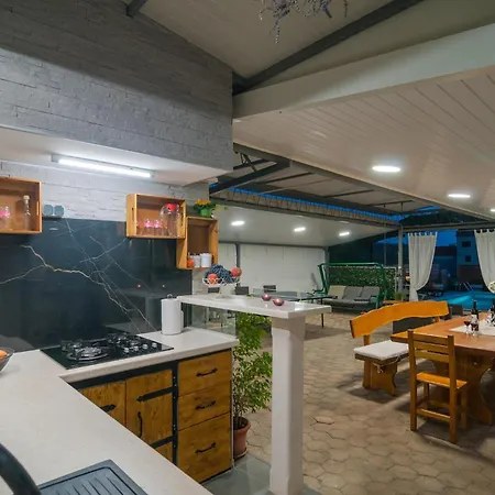 Cozy In With Outdoor Swimming Pool * Zrnovnica