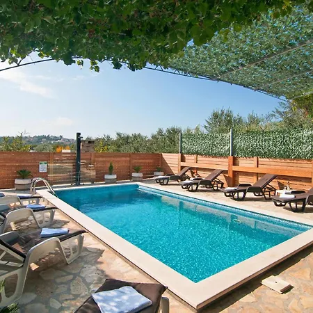 Cozy In With Outdoor Swimming Pool *