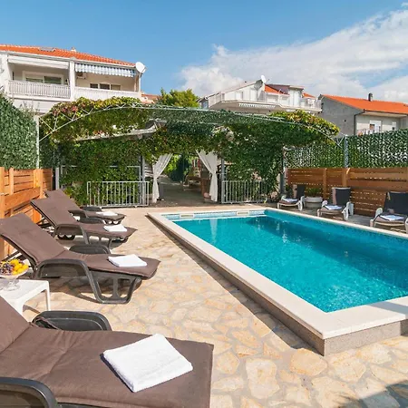 Holiday home Cozy In With Outdoor Swimming Pool *