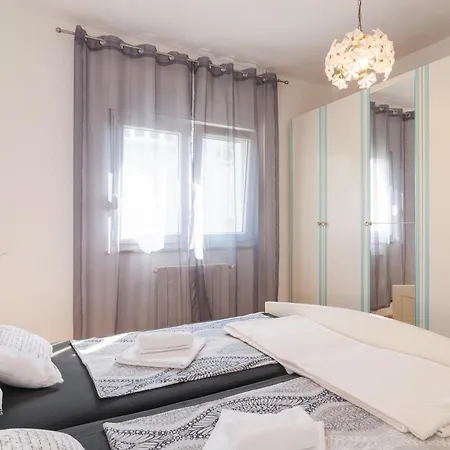 Six-bedroom In * Žrnovnica