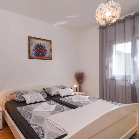 Six-bedroom In *