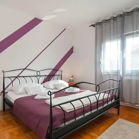Holiday home Cozy In With Outdoor Swimming Pool Zrnovnica