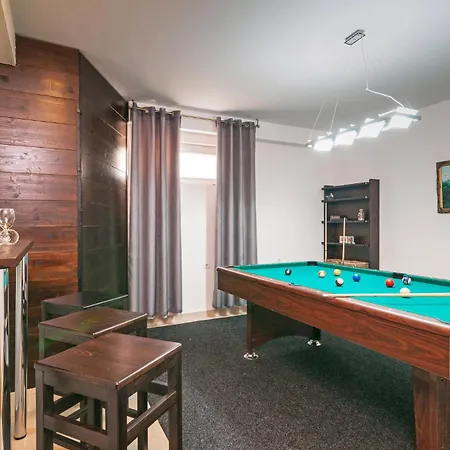 Cozy In With Outdoor Swimming Pool *